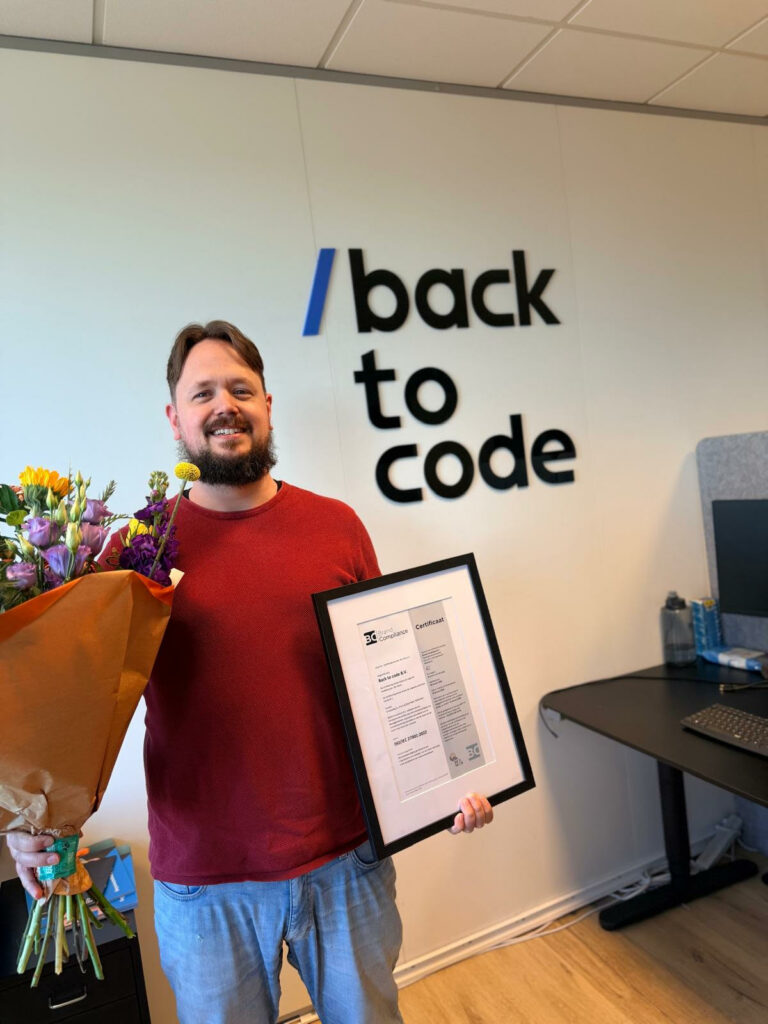 Op de foto zie je onze security officer Gerard Oosterhof die het certificaat in ontvangst neemt van Brand Compliance.